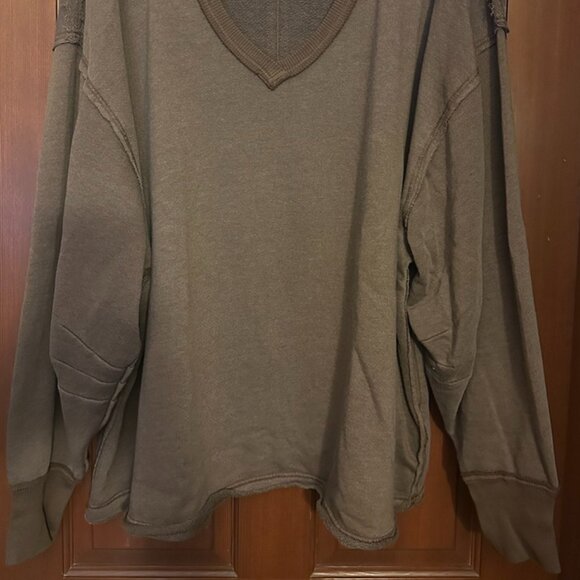NWOT Free People Venice V-Neck Sweatshirt in Brown Bear size- LARGE - Picture 6 of 8